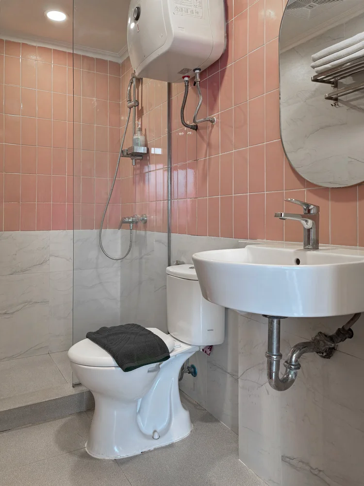 Beverly: Kamar mandi dengan shower air panas, sabun dan sampo sama di semua unit.