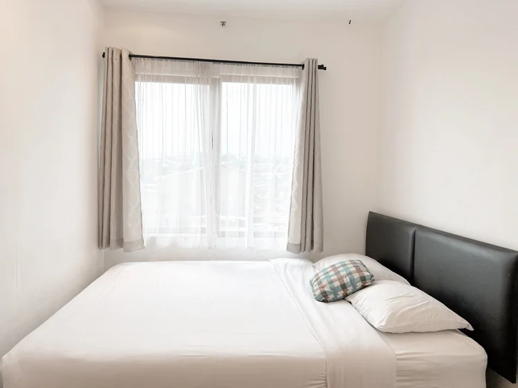 Positano: Kamar lain untuk berdua, dengan AC dan jendela bertirai.