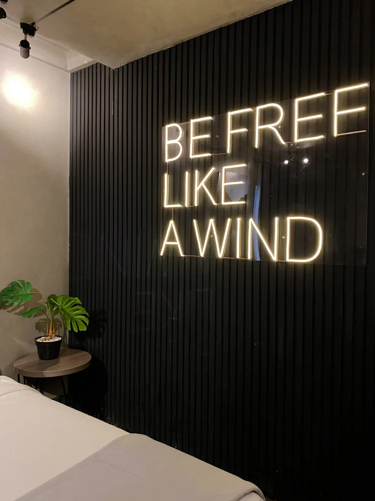 Kingston: Neon Be free like a wind di dinding hitam, ciri khas Kingston.