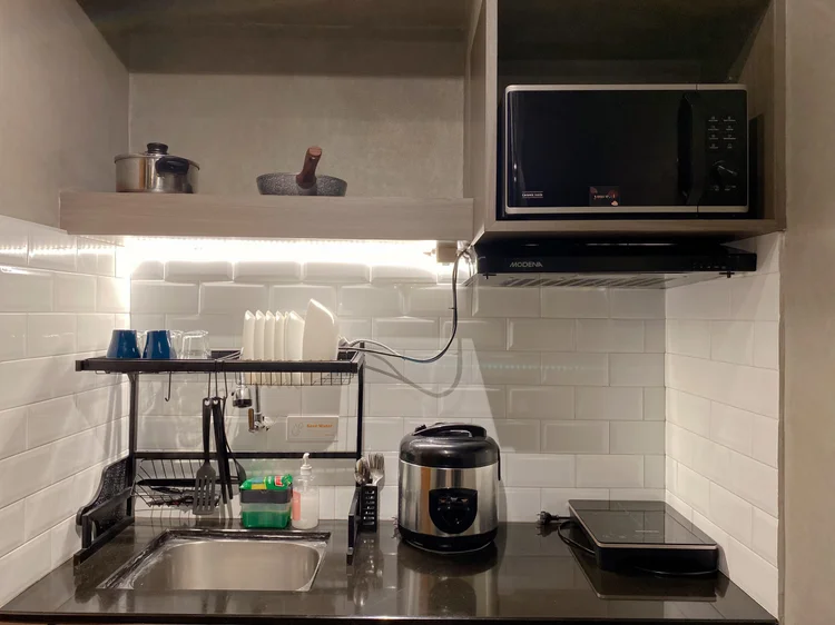 Kingston: Dapur terbuka dengan kompor induksi, rice cooker, dan microwave.