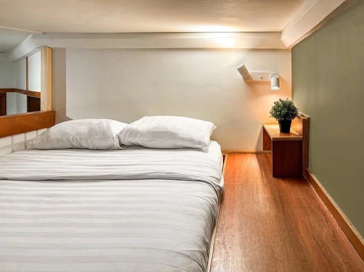 Kanazawa: Kasur loft 140 cm dengan sprei putih, standar yang sama di semua unit kami.