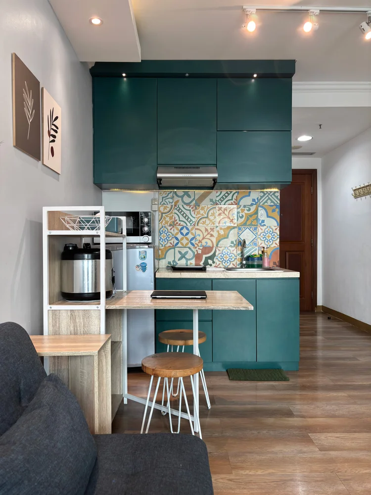 Bern: Dapur dengan kompor induksi, microwave, dan meja makan kecil untuk berdua.