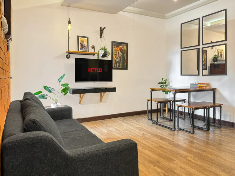Brooklyn: Ruang keluarga dan area makan jadi satu, dengan kipas angin di langit-langit.