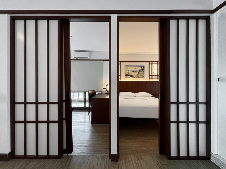 Okinawa: Pintu geser ala shoji menghubungkan dua kamar, ciri khas desain Jepang.