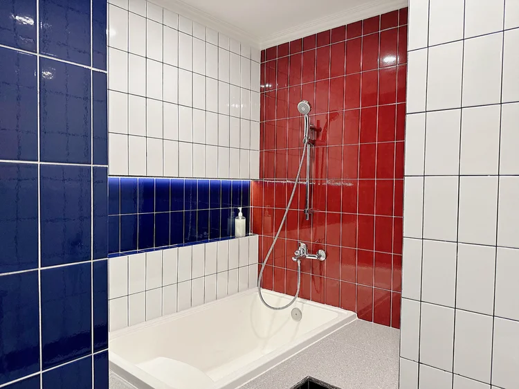 Berlin: Bathtub dengan air panas, buat berendam setelah seharian jalan.