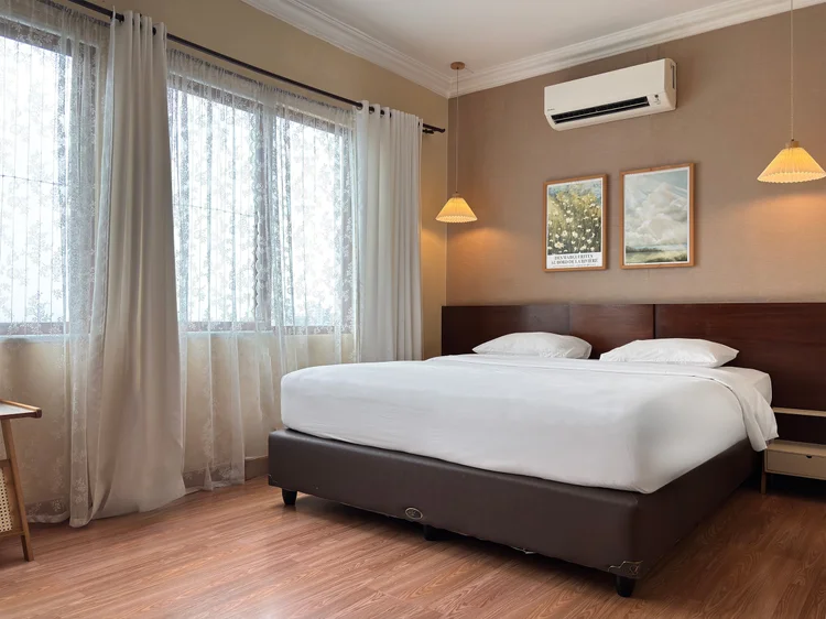 Busan: Kamar utama: king bed 180 cm dengan AC dan jendela lebar.