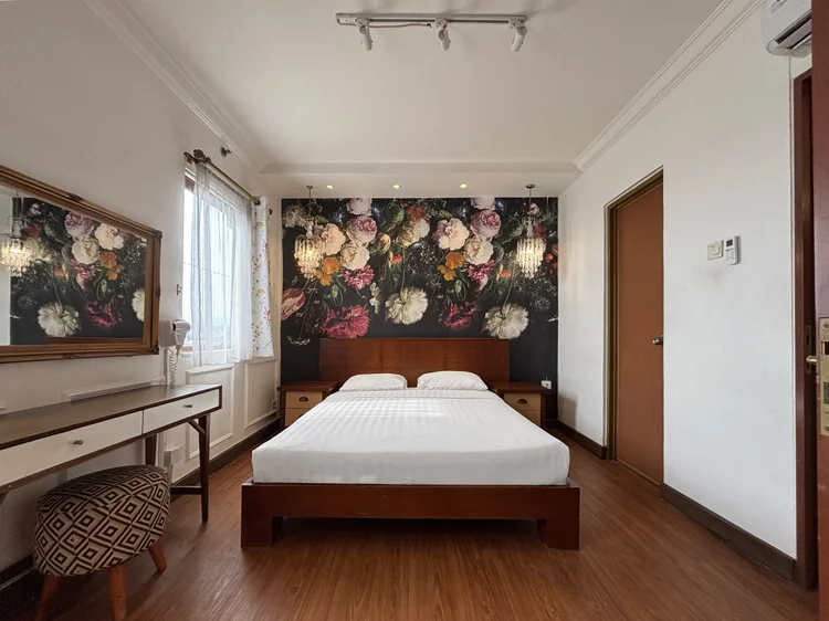 Marseille: Kamar utama: queen bed 160 cm, meja rias, dan kamar mandi dalam.