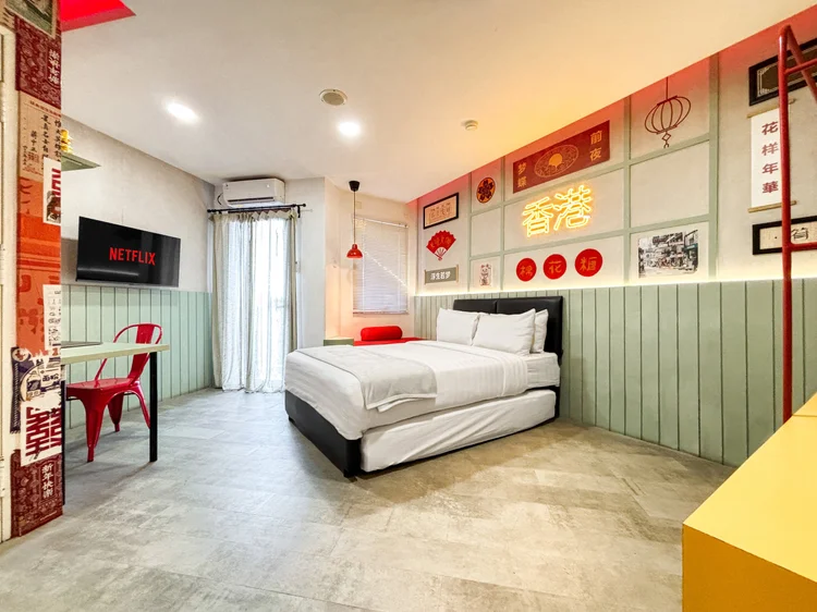 Hong Kong: Area tidur dengan AC, smart TV, dan neon Hong Kong di dinding.