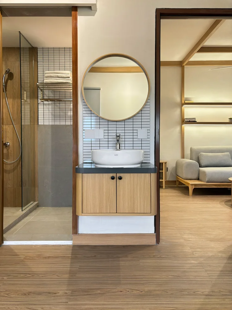 Nara: Kamar mandi dengan cermin bundar dan shower berkaca.
