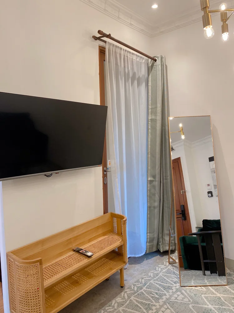 Budapest: Smart TV dengan Netflix, cermin seluruh badan di sudut ruang keluarga.