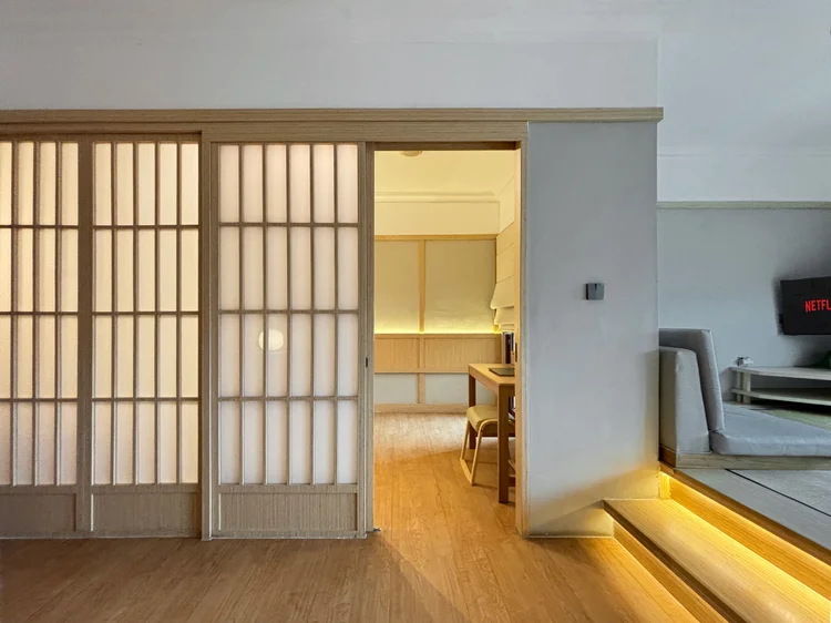Fukuoka: Pintu shoji yang dibuka menyatukan kamar tidur dengan ruang keluarga.
