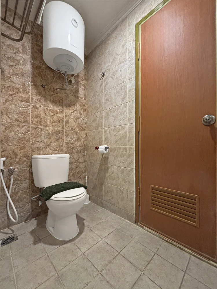 Honolulu: Kamar mandi dengan pemanas air, salah satu dari dua di unit ini.