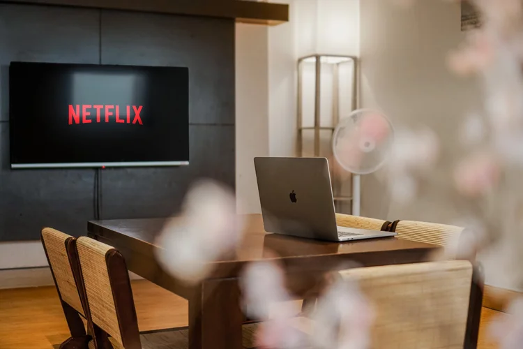 Yokohama: Smart TV dengan Netflix menghadap meja makan, ranting sakura jadi hiasan mejanya.