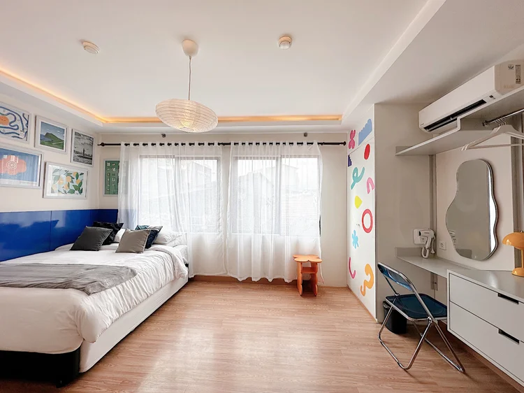 Jeju: Jendela besar dengan tirai bikin kamar tetap terang di siang hari.