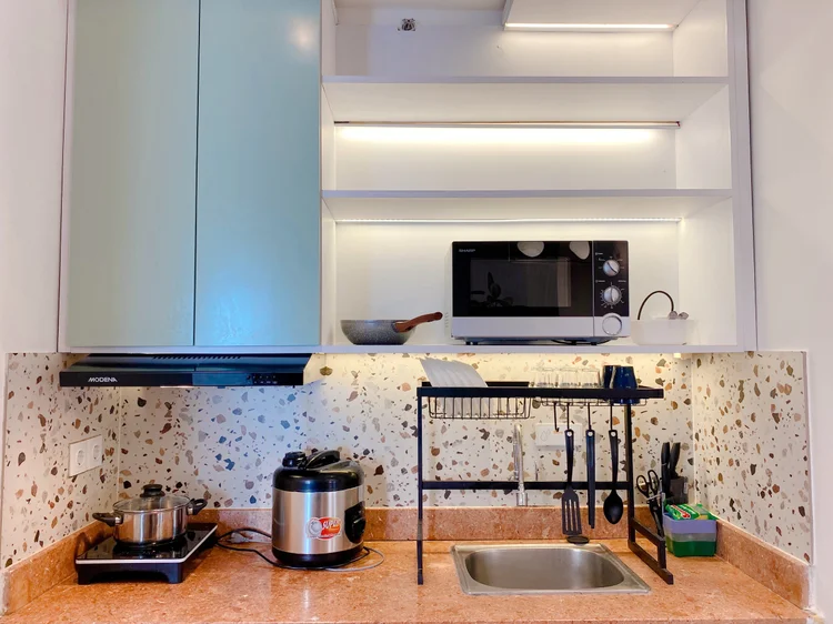 Positano: Dapur terbuka: kompor induksi, rice cooker, microwave, dan alat masak dasar.