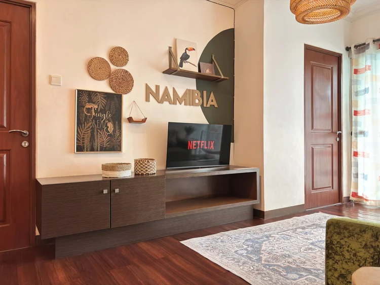 Namibia: Smart TV dengan Netflix di bawah tulisan Namibia, nonton bareng di malam hari.
