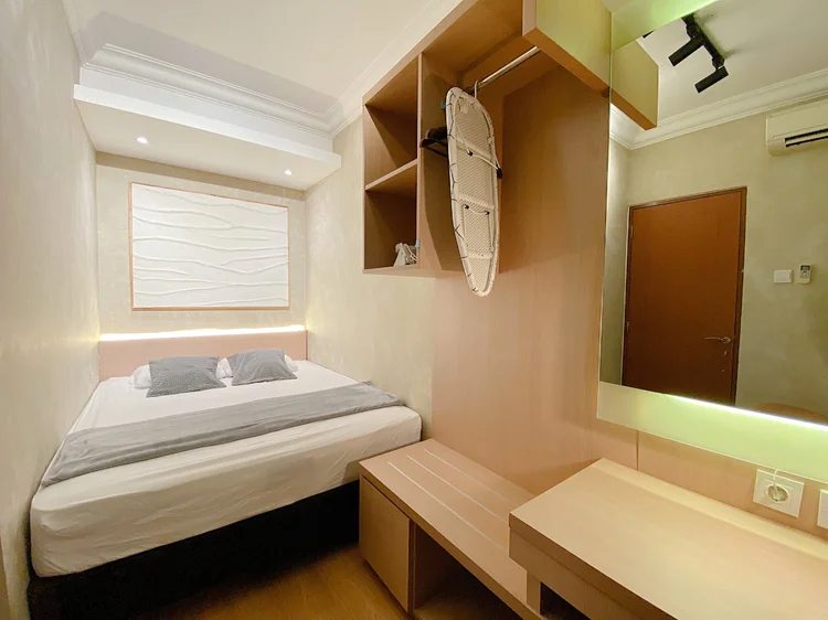 Amalfi: Kamar dengan queen bed 160 cm, meja rias, dan setrika siap pakai.