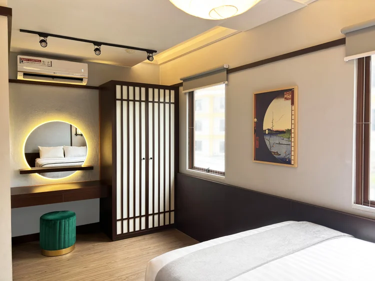 Shinjuku: Kamar tidur dengan AC, lemari berpintu shoji, meja rias, dan cermin bulat.