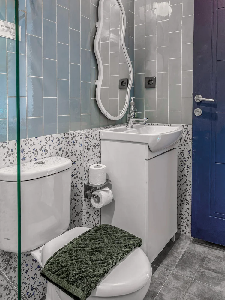 Vancouver: Kamar mandi modern dengan cermin bergelombang, sabun dan sampo sudah disiapkan.