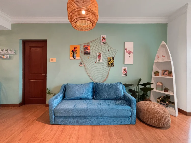 Honolulu: Ruang tamu bertema tropis dengan rak perahu dan sofa bed tiga dudukan.