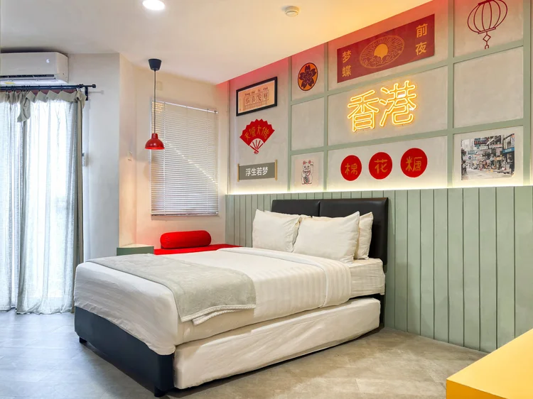 Hong Kong: Kasur dengan AC sendiri dan tirai jendela, tenang untuk tidur.