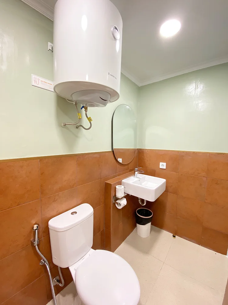 Malacca: Dua kamar mandi untuk satu unit, pagi hari jadi lebih lancar.