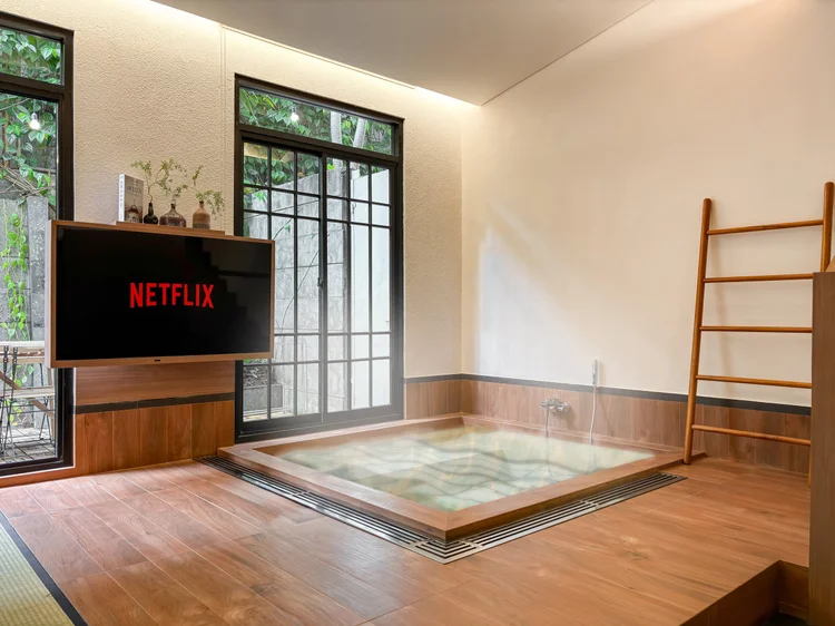 Shizuoka: Smart TV 55 inci dengan Netflix, ofuro di sampingnya.