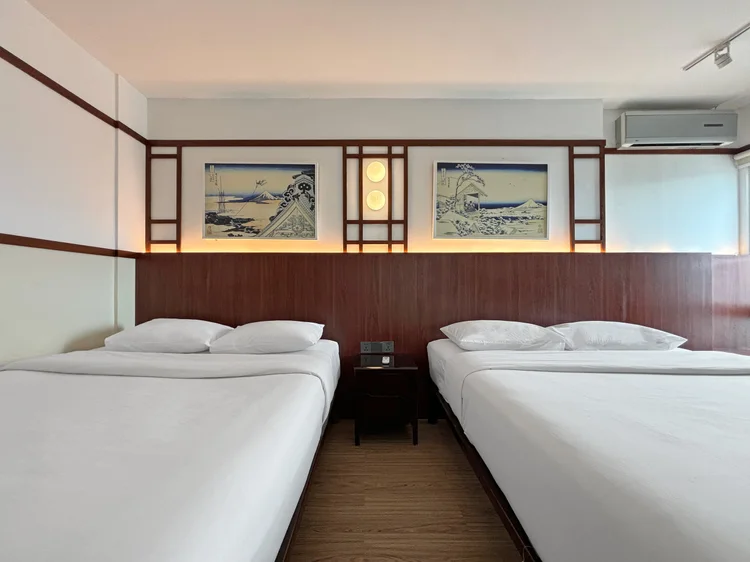 Okinawa: Kamar dengan dua queen bed berdampingan, muat empat orang di satu kamar.