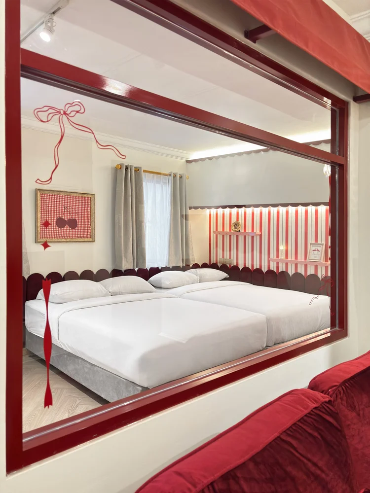 Chamonix: Sprei putih di kamar utama, standar yang sama di semua unit kami.
