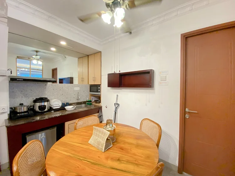 Budapest: Meja makan kayu bundar untuk empat orang, tepat di sebelah dapur.