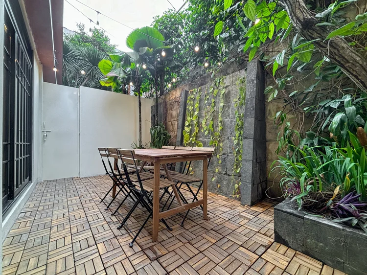 Shizuoka: Patio luar dengan meja untuk enam orang, dikelilingi tanaman.